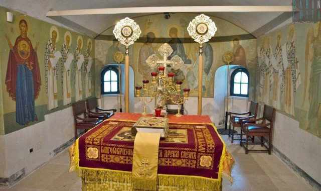 Icone, piccole cappelle e sale delle feste: viaggio all'interno della Chiesa Russa di Bari